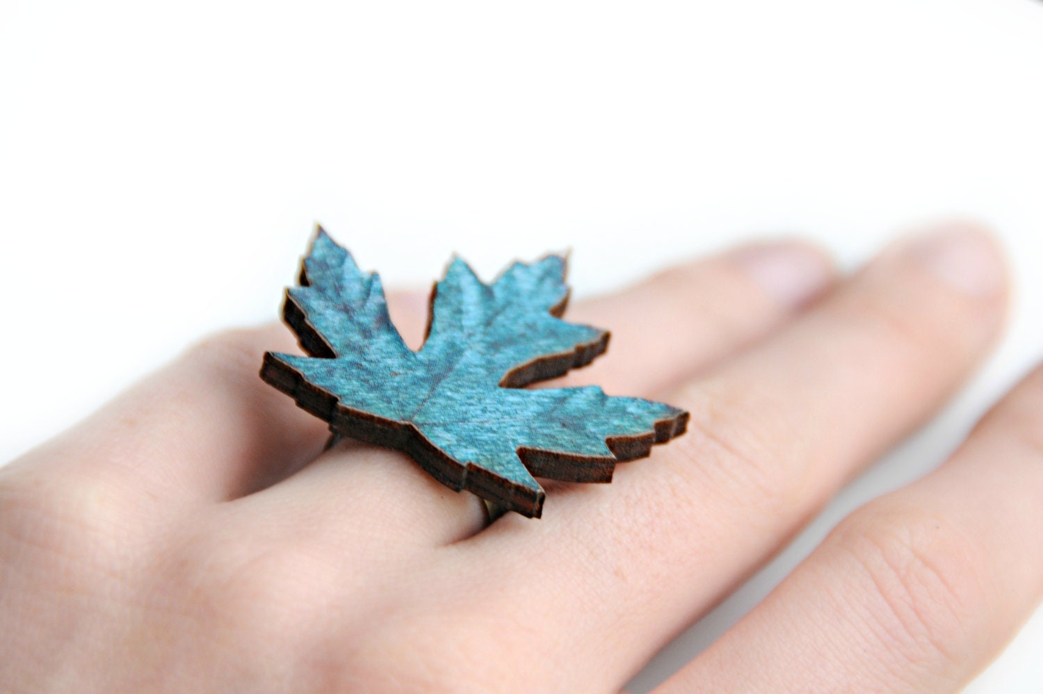 Ring  - Uit hout gesneden blauw herfstblad