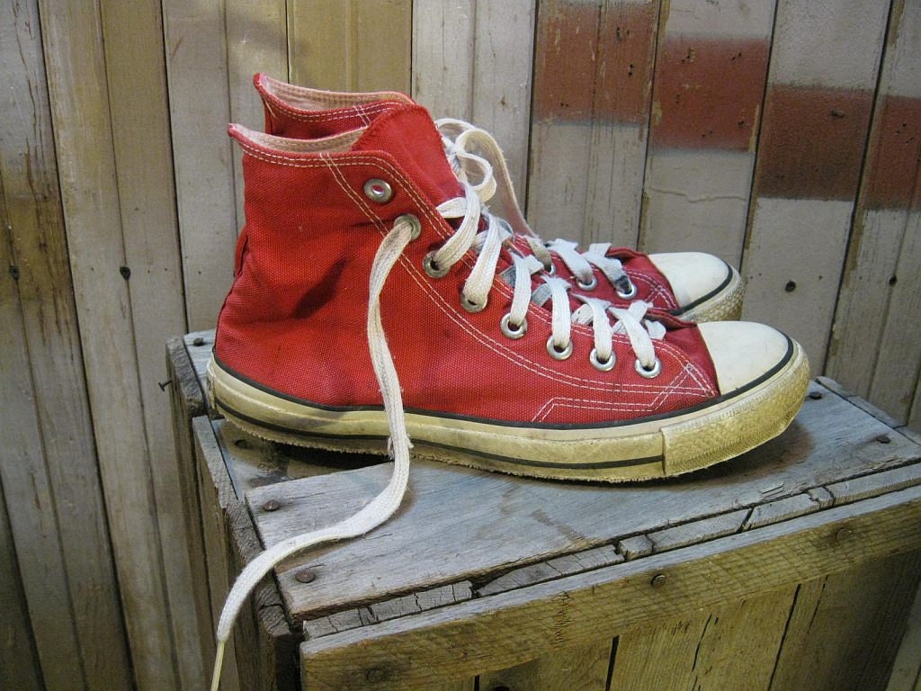 Vintage RED high top Converse sneakers 7