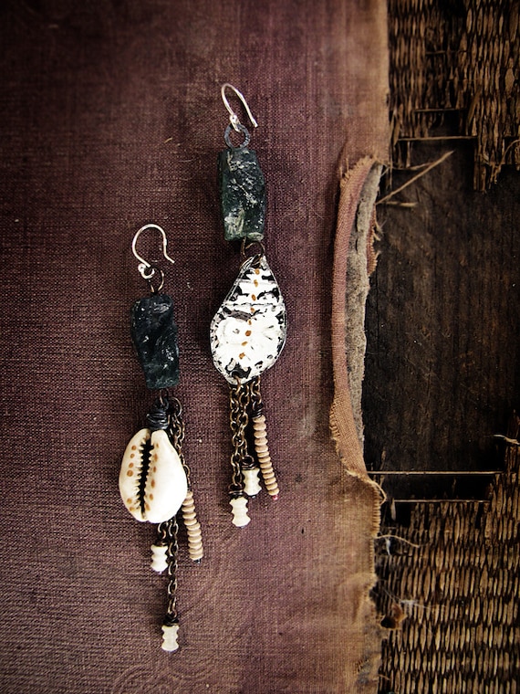 Orasha - rustic tribal earrings - vintage chain - mother of pearl - 18k gold