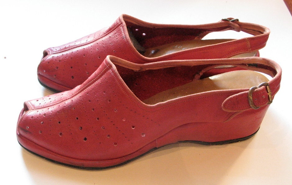 Vintage 1940s Cherry Red Wedgie Shoes - Size 8