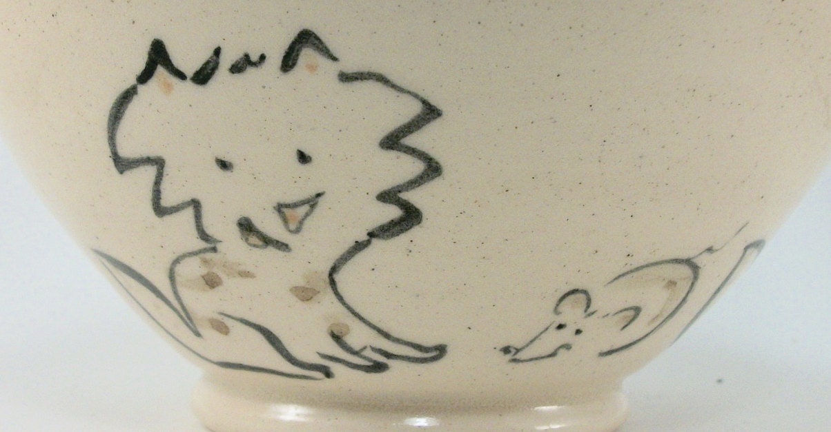 bowl with cute cats and a mouse