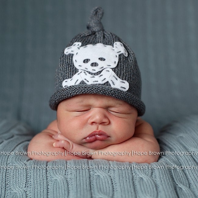 GREY SKULL AND CROSSBONES KNITTED BEANIE HAT