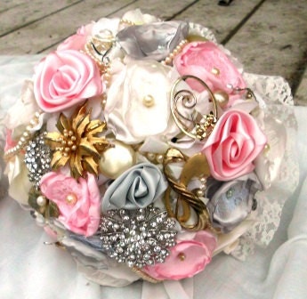 Custom Brooch Wedding Bouquet, Many Pearls, Bridal, Vintage, Rhinestones Pearls Crystals Fabric Flower Bouquet, weddings