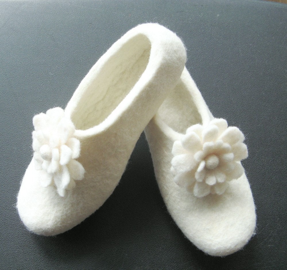 Felted Wool Slippers, Wool Boots, Cat Beds: Felted shoes Black and White